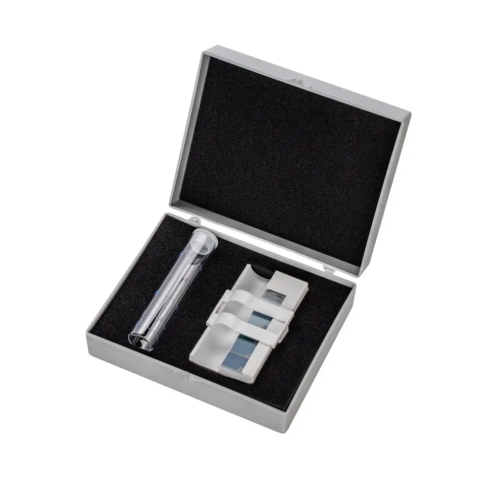 Phosphat-Farbvergleichsskala von BWT in einer silbernen Box, bestehend aus einem Messgerät und Farbvergleichen zur Überprüfung von Kesselwasserqualität.